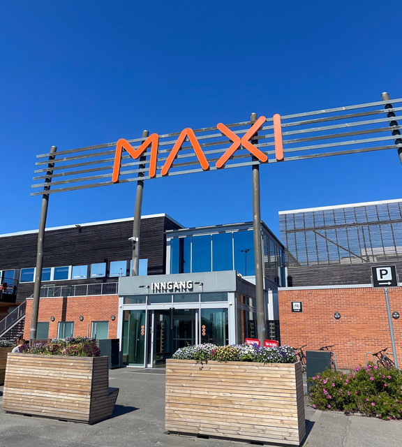 Maxi Storsenter Hamar, fasade med skilt